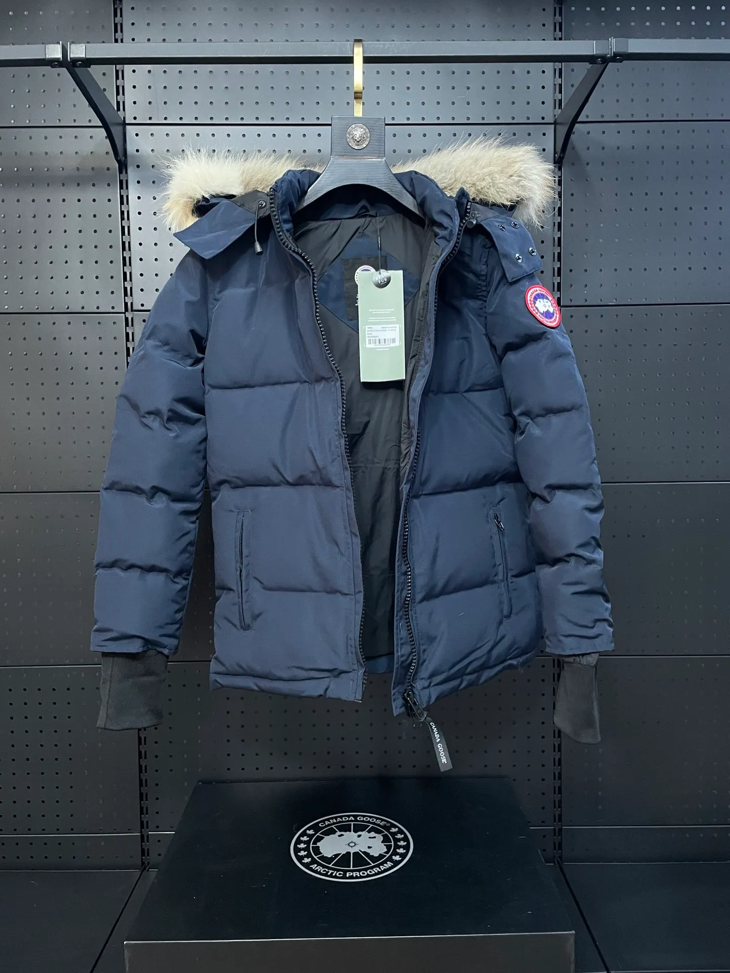 P880 Navy Blue Canadian CANADA GOOES 04 Style/Women's Style. Canada Goose is the Rolls-Royce of down jackets. Both Arctic and Antarctic scientific expedition teams and others choose Canada Goose as their cold-proof equipment.  ➖ Industry-leading anti-counterfeiting chip sensing.  ➖ Imported Behringer embroidery machines and customized embroidery labels, the highest level and industry leading.  ➖ Imported Korean 21-count polyester-cotton blended original fabric, TC85 waterproof coated fabric, water-repellent, windproof and wear-resistant.  ➖ The new national standard 80 white duck down is filled with an average of 520 grams of down. The amount of down filled is industry-leading.  ➖ 100% nylon lining with double double-layer sealing design to prevent velvet running, and seamless thread design on the cuffs!  ➖ Western Canadian Green Wolf Collar.  ➖ Yoshida YKK provides original factory-customized electroplated sliders. YKK two-way lockable zippers are tight and smooth and do not peel off paint.  ➖ 3M composite Velcro is durable and the accessories and hardware are all custom-made. Only for the purest goose, the most dedicated, the most professional, the highest quality, the highest cost performance!    SIZE:XS-XXL